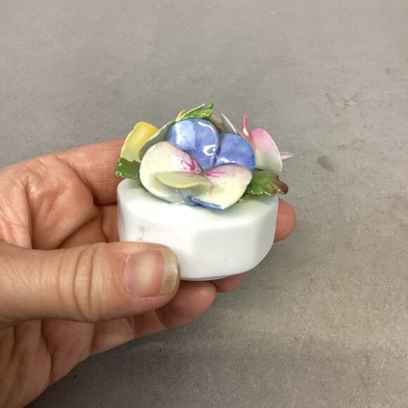 Aynsley England Bone China Flowers/Pansies Figurine Hand Molded/Painted Damaged - Picture 8 of 8